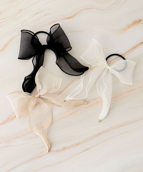 MAJESTIC LEGON（マジェスティックレゴン）の「クリアリボンヘアアクセ（ヘアゴム・レディース・ブラック/ベージュ/オフホワイト・FREE）」の4枚目の写真