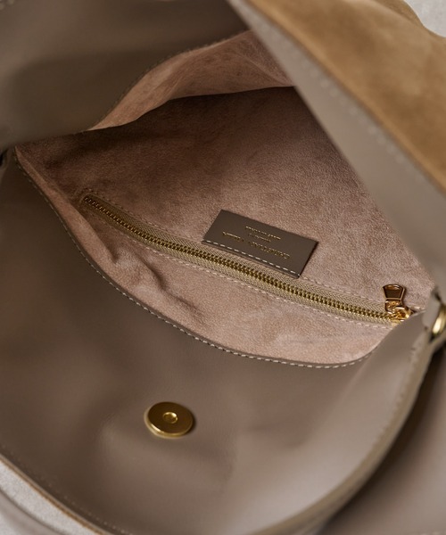 BEARDSLEY（ビアズリー）の「《CHIRISTIAN VILLA》スエードショルダーバッグ（ショルダーバッグ・レディース・ブラウン・FREE）」の6枚目の写真