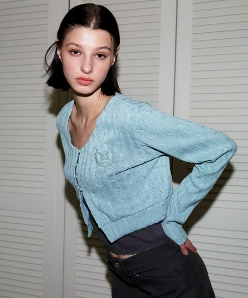 FANCY CLUB(ファンシークラブ)の「A'GEM/9 × .kom『 FANCY CLUB/ファンシークラブ』BAY LEAF BUTTON CARDIGAN/ベイリーフボタンカーディガン(カーディガン/ボレロ・レディース・ブラック/ライトグリーン・FREE)」の2枚目の写真