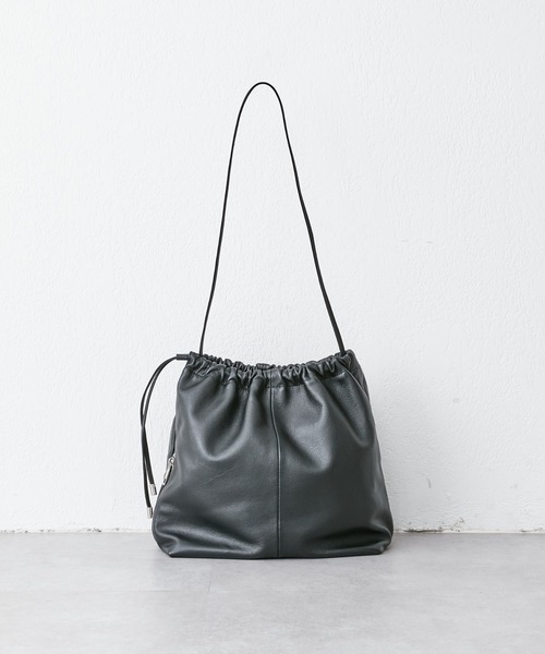 BEARDSLEY（ビアズリー）の「【Colorer/クロレ】クラッチにもなるレザーギャザートートバック：すぐにお届け！（ショルダーバッグ・レディース・アイボリー/ブラック・FREE）」の14枚目の写真