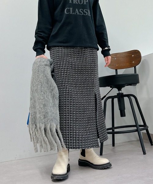 un dix cors（アンディコール）の「1枚でコーデ映えする　ファンシーツイードスリットナロースカート（スカート・レディース・ブラック/グレー・FREE）」の5枚目の写真