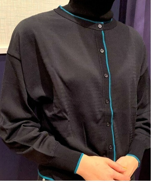 Pitta Re:)（ピッタリ）の「配色クルー ニットカーディガン（カーディガン/ボレロ・レディース・イエロー/ダークグリーン/ダークオレンジ/グレイッシュベージュ/ブラック・M/L）」の2枚目の写真