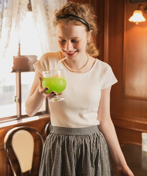 BONLECILL（ボンルシール）の「カップ付き テレコリブ半袖バレエネックTシャツ（Tシャツ/カットソー・レディース・オレンジ/レッド/ライトグリーン/ブラック×ホワイト/ブラック/オフホワイト/ブルー/チャコールグレー/ネイビー系1/ピンク・FREE）」の3枚目の写真