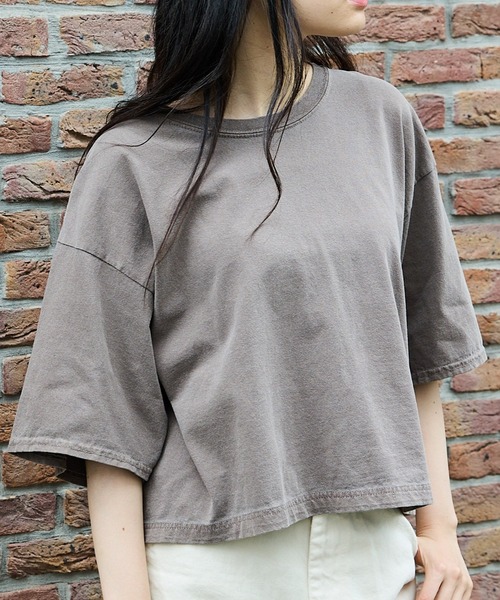 GILDAN(ギルダン)の「ピグメントダイカットオフTシャツ クロップドTシャツ 半袖Tシャツ(Tシャツ/カットソー・レディース・ブラウン/ブラック/ベージュ・FREE)」の2枚目の写真