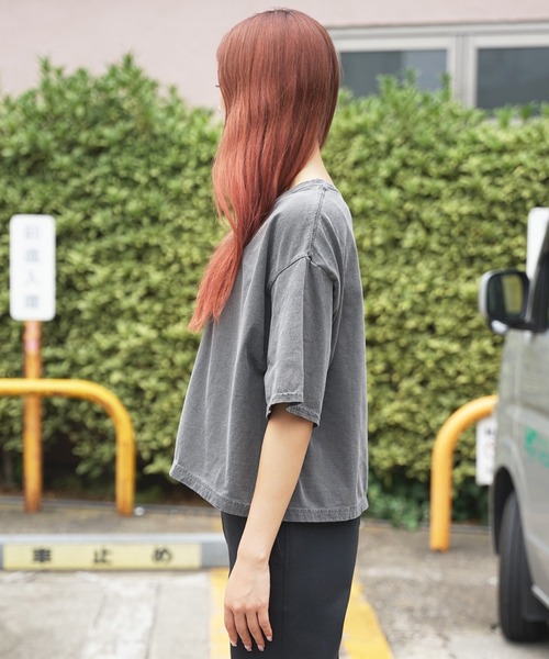 GILDAN(ギルダン)の「ピグメントダイカットオフTシャツ クロップドTシャツ 半袖Tシャツ(Tシャツ/カットソー・レディース・ブラウン/ブラック/ベージュ・FREE)」の4枚目の写真