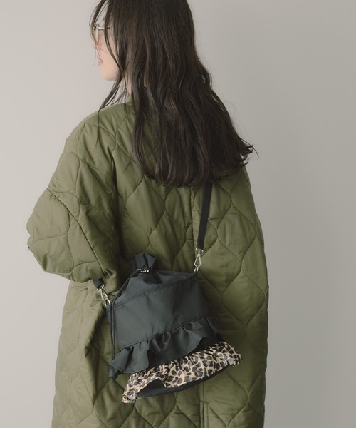 saloon(サルーン)の「SALOON(サルーン)/《再入荷》フリルショルダー マチあり(ショルダーバッグ・レディース・ブラック系その他/カーキ/ブラック/ゴールド/シルバー/ブラック系その他2/ベージュ・FREE)」の9枚目の写真