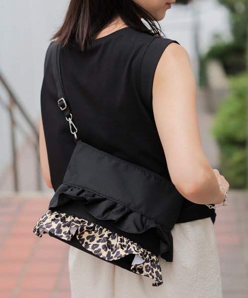 saloon(サルーン)の「SALOON(サルーン)/《再入荷》フリルショルダー マチあり(ショルダーバッグ・レディース・ブラック系その他/カーキ/ブラック/ゴールド/シルバー/ブラック系その他2/ベージュ・FREE)」の15枚目の写真