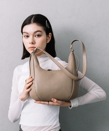BEAURE ヴュレ カウレザー ハーフムーン型 ショルダーバッグ