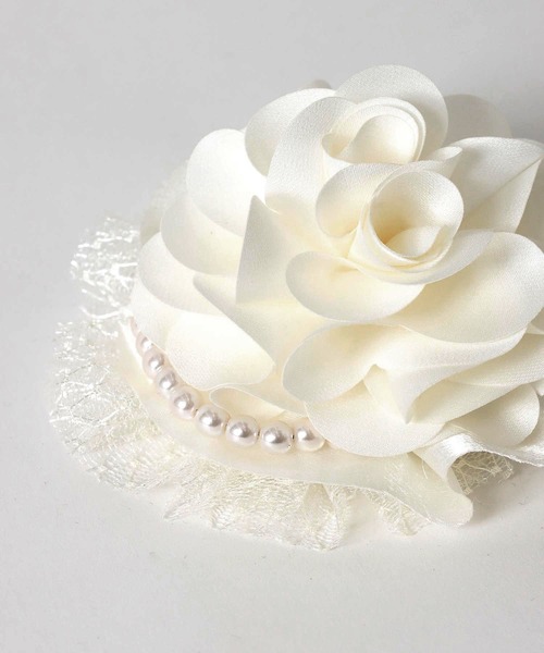 Three Four Time（ｽﾘｰﾌｫｰﾀｲﾑ）の「サテン×パールシフォンコサージュ【結婚式/フォーマル/セレモニースタイル/ハレの日】（ブローチ/コサージュ・レディース・グレー/ネイビー/アイボリー・FREE）」の12枚目の写真