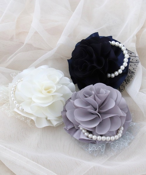 Three Four Time（ｽﾘｰﾌｫｰﾀｲﾑ）の「サテン×パールシフォンコサージュ【結婚式/フォーマル/セレモニースタイル/ハレの日】（ブローチ/コサージュ・レディース・グレー/ネイビー/アイボリー・FREE）」の4枚目の写真