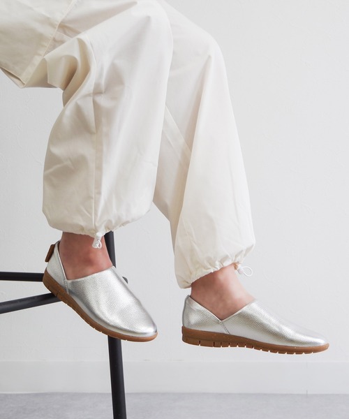 Minnetonka（ミネトンカ）の「【MINNETONKA/ミネトンカ】 スリッポンデザインシューズ 24M04（スリッポン・レディース・ホワイト/ブラック/シルバー・9/5/6/7/8）」の3枚目の写真