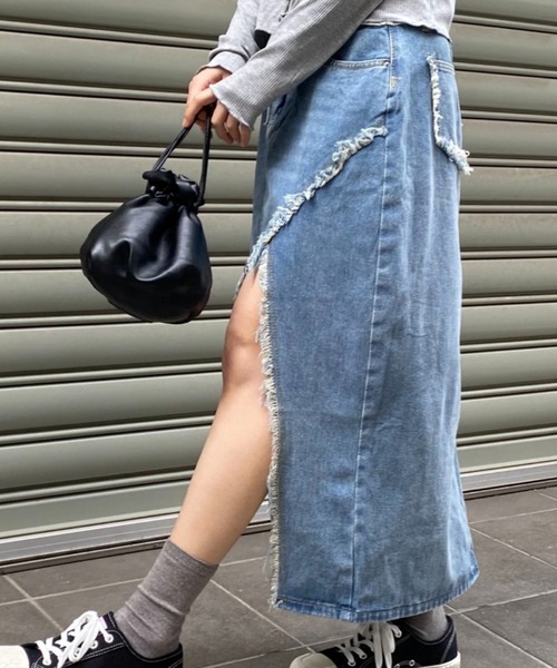 mebole(メボレ)の「slitデニムロングスカート(デニムスカート・レディース・ブルー・MEDIUM/LARGE)」の4枚目の写真