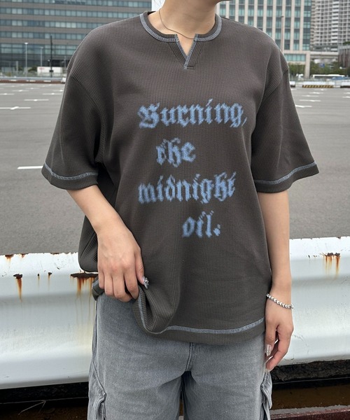 sedacle（セダクル）の「ステッチキーネックワッフルTシャツ（Tシャツ/カットソー・メンズ・マスタード/レッド/アイボリー/チャコールグレー/グレー・SMALL/MEDIUM/LARGE）」の11枚目の写真