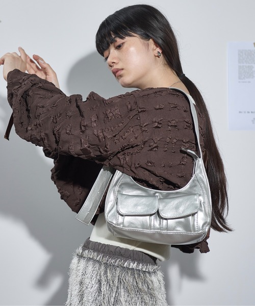 THE YOn(ザヨン)の「ダブルポケットワンハンドルメタリックショルダーバッグ(ショルダーバッグ・レディース・ベージュ/ブラック/シルバー・FREE)」の6枚目の写真