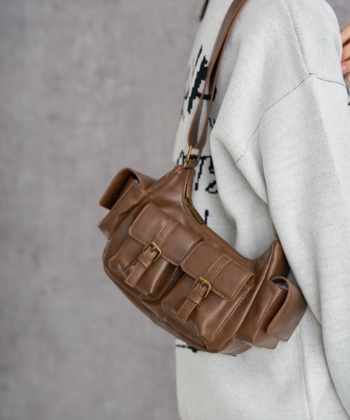 WEGO(ウィゴー)の「WEGO/金具デザインポケットショルダー(ショルダーバッグ・レディース・ブラック/ブラック系その他/グレー/レッド/ブルー系1/ブラウン・FREE)」の4枚目の写真