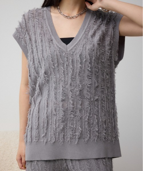 AZUL by moussy(アズールバイマウジー)の「シアーフリンジニットベスト(ベスト・レディース・アイボリー/ブラック/グレー・FREE)」の3枚目の写真