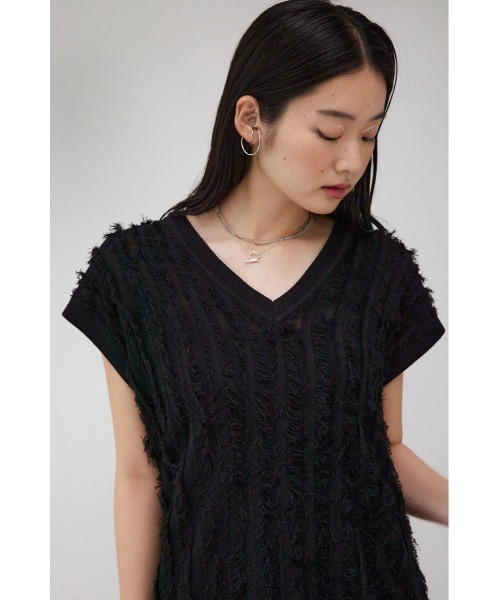 AZUL by moussy(アズールバイマウジー)の「シアーフリンジニットベスト(ベスト・レディース・アイボリー/ブラック/グレー・FREE)」の13枚目の写真