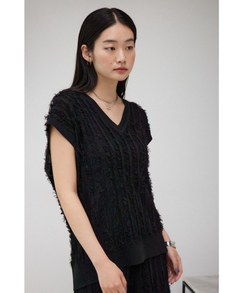 AZUL by moussy(アズールバイマウジー)の「シアーフリンジニットベスト(ベスト・レディース・アイボリー/ブラック/グレー・FREE)」の12枚目の写真