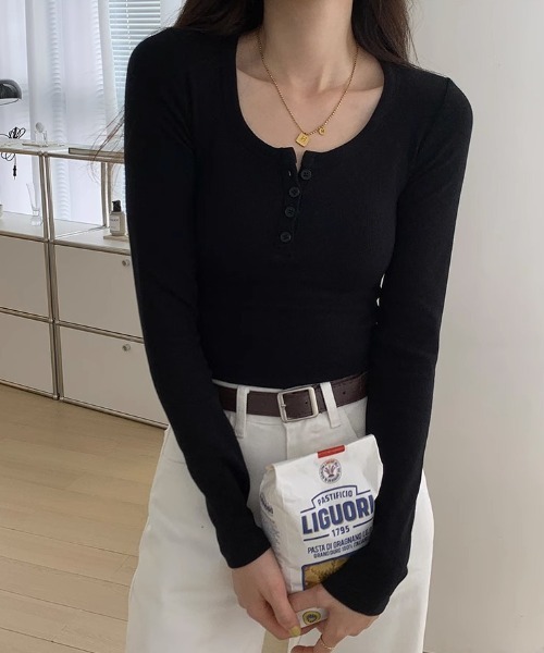 Coo+i(クーイ)の「Uネック長袖スリムカットソー(Tシャツ/カットソー・レディース・ホワイト/チャコールグレー/ブラック・FREE)」の10枚目の写真