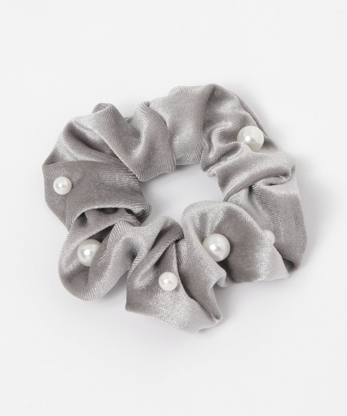 FOREVER 21（フォーエバー トゥエンティーワン）の「パール付きシュシュ（シュシュ・レディース・グレー/ブラック・FREE）」の2枚目の写真