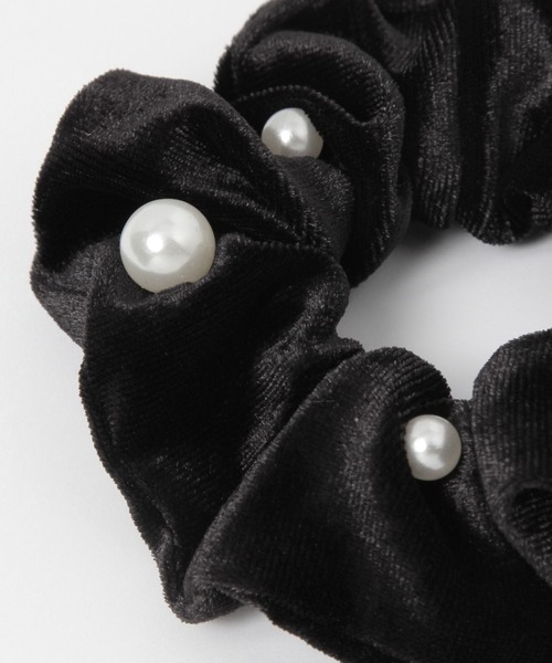 FOREVER 21（フォーエバー トゥエンティーワン）の「パール付きシュシュ（シュシュ・レディース・グレー/ブラック・FREE）」の4枚目の写真