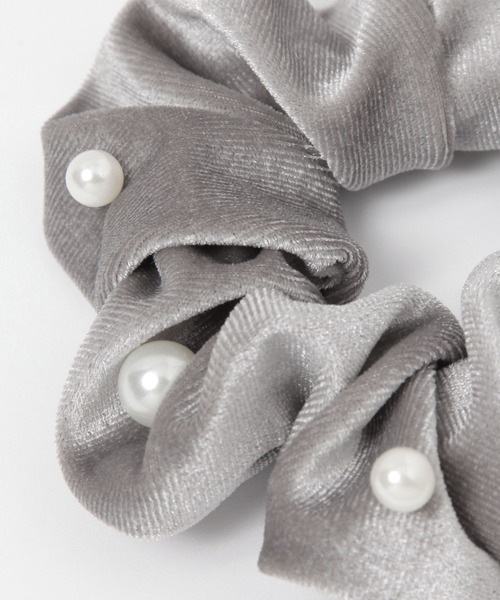 FOREVER 21（フォーエバー トゥエンティーワン）の「パール付きシュシュ（シュシュ・レディース・グレー/ブラック・FREE）」の3枚目の写真