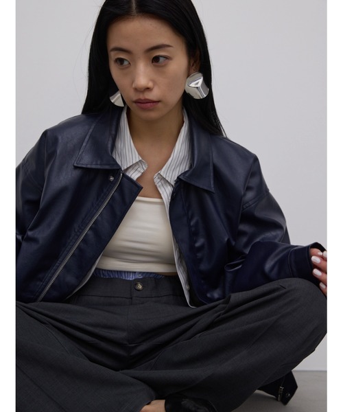 AIC.（エーアイシー）の「レザータッチステンカラーブルゾン（ブルゾン・レディース・ブラック/ネイビー・FREE）」の4枚目の写真