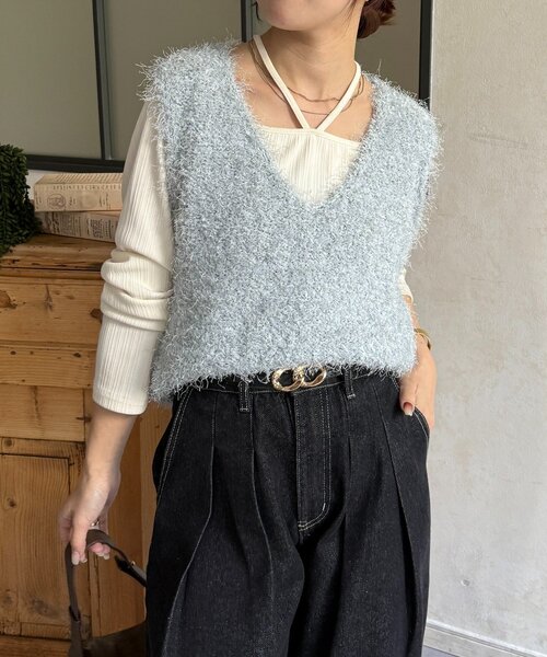 Thevon(ゼボン)の「フェザーヤーンVネックベスト(ニット/セーター・レディース・アイボリー/ブラック/グレー/ベージュ/サンドベージュ/サックスブルー/イエロー・FREE)」の6枚目の写真