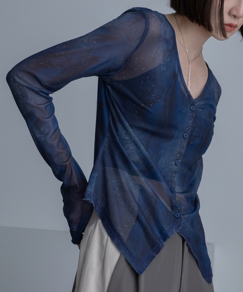 VACANCY（ヴァカンシー）の「アート柄Vネックシアートップス（T