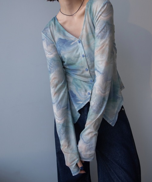 VACANCY（ヴァカンシー）の「アート柄Vネックシアートップス/新色追加（Tシャツ/カットソー・レディース・ブラック/ブルー/アイボリー・FREE）」の22枚目の写真