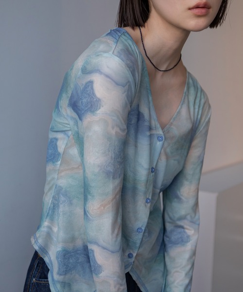 VACANCY（ヴァカンシー）の「アート柄Vネックシアートップス/新色追加（Tシャツ/カットソー・レディース・ブラック/ブルー/アイボリー・FREE）」の20枚目の写真