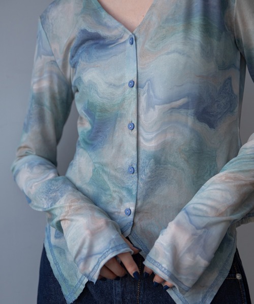 VACANCY（ヴァカンシー）の「アート柄Vネックシアートップス（T