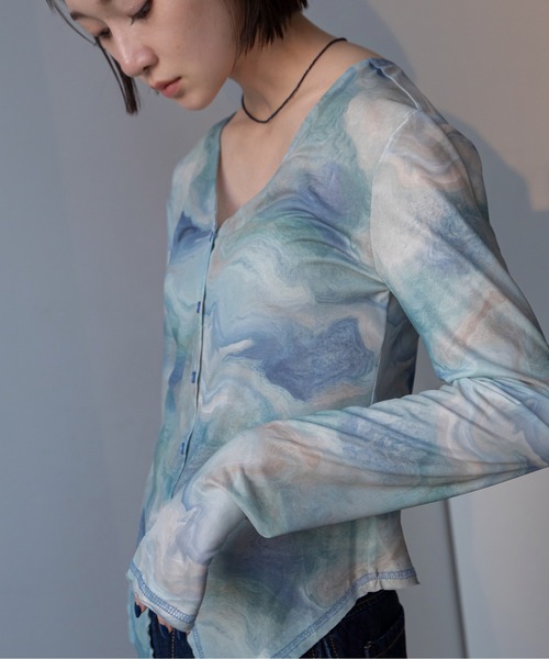 VACANCY（ヴァカンシー）の「アート柄Vネックシアートップス/新色追加（Tシャツ/カットソー・レディース・ブラック/ブルー/アイボリー・FREE）」の18枚目の写真