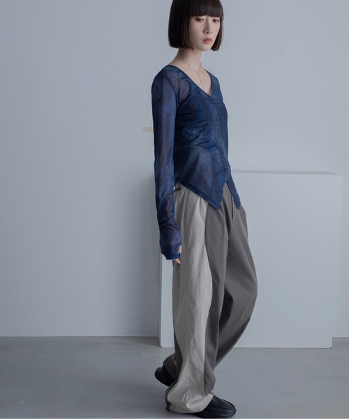 VACANCY（ヴァカンシー）の「アート柄Vネックシアートップス（T