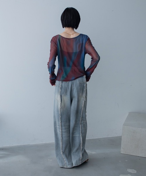 VACANCY（ヴァカンシー）の「アート柄Vネックシアートップス/新色追加（Tシャツ/カットソー・レディース・ブラック/ブルー/アイボリー・FREE）」の13枚目の写真