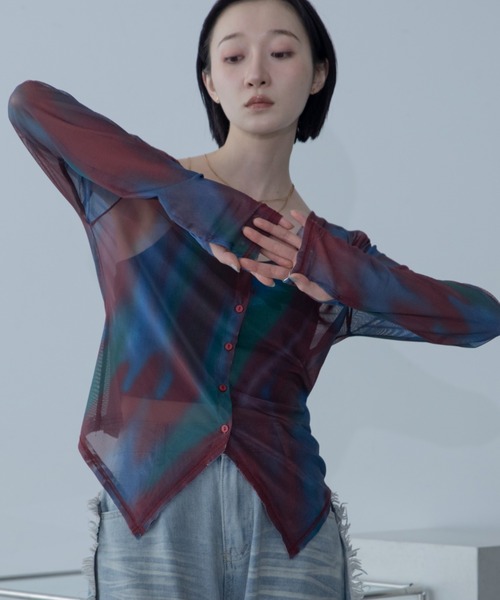 VACANCY（ヴァカンシー）の「アート柄Vネックシアートップス/新色追加（Tシャツ/カットソー・レディース・ブラック/ブルー/アイボリー・FREE）」の6枚目の写真