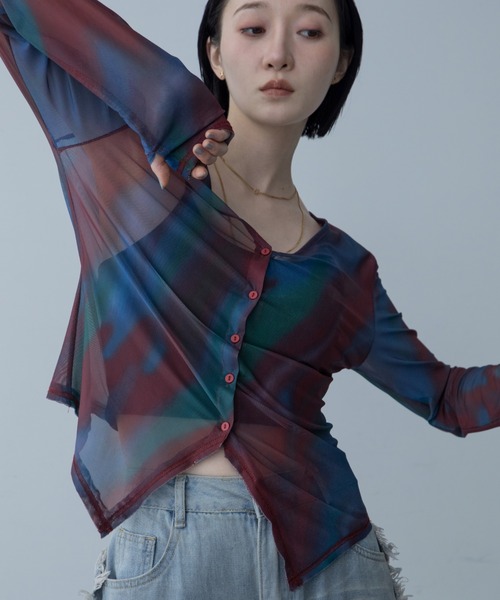 VACANCY（ヴァカンシー）の「アート柄Vネックシアートップス/新色追加（Tシャツ/カットソー・レディース・ブラック/ブルー/アイボリー・FREE）」の9枚目の写真