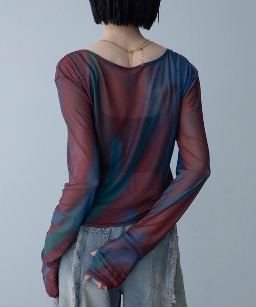 VACANCY（ヴァカンシー）の「アート柄Vネックシアートップス/新色追加（Tシャツ/カットソー・レディース・ブラック/ブルー/アイボリー・FREE）」の4枚目の写真