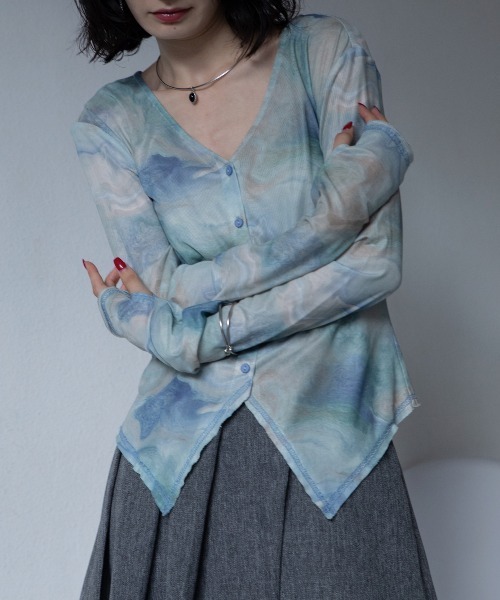 VACANCY(ヴァカンシー)の「アート柄Vネックシアートップス/新色追加(Tシャツ/カットソー・レディース・ブラック/ブルー/アイボリー/オレンジ・FREE)」の17枚目の写真