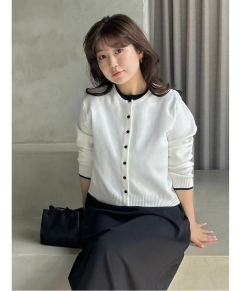 Mila Owen（ミラオーウェン）の「クルーネックくるみ釦短丈ニットカーディガン【手洗い可能】（カーディガン/ボレロ・レディース・ネイビー/ライム/ホワイト/ベージュ/ブラック・0/1）」の2枚目の写真