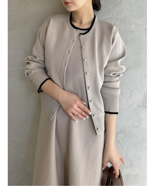 Mila Owen（ミラオーウェン）の「クルーネックくるみ釦短丈ニットカーディガン【手洗い可能】（カーディガン/ボレロ・レディース・ネイビー/ライム/ホワイト/ベージュ/ブラック・0/1）」の12枚目の写真