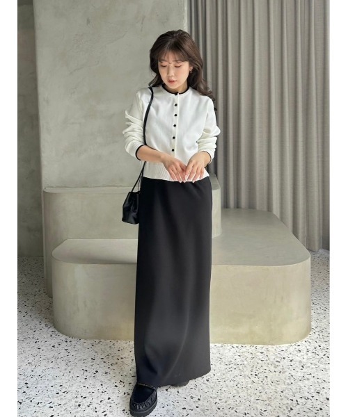 Mila Owen（ミラオーウェン）の「クルーネックくるみ釦短丈ニットカーディガン【手洗い可能】（カーディガン/ボレロ・レディース・ネイビー/ライム/ホワイト/ベージュ/ブラック・0/1）」の10枚目の写真