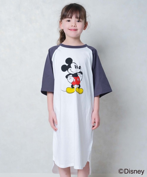 Disney(ディズニー)の「キッズ MICKEY MOUSE オーバーサイズワンピース(ワンピース・キッズ・モカ/チャコールグレー/杢グレー/ホワイト系その他2/ホワイト系その他3/ホワイト/ホワイト系その他/グレー系その他・120cm/110cm/160cm/150cm/140cm/130cm)」の2枚目の写真