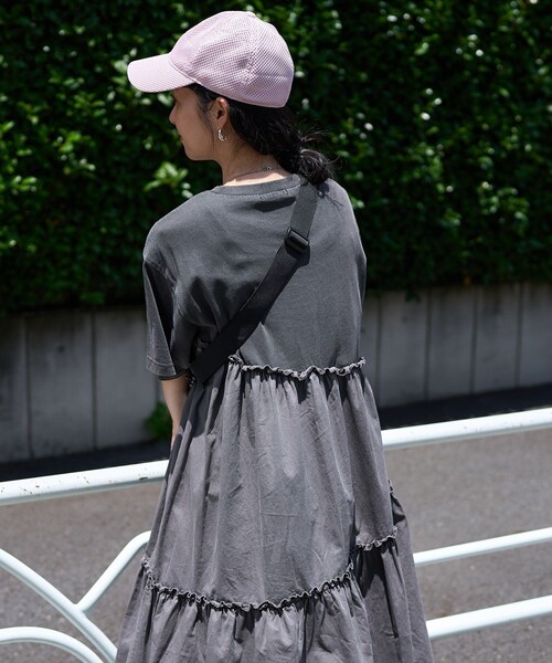 FREAK'S STORE（フリークスストア）の「裾フリル ピグメント半袖ワンピース/異素材ドッキングワンピース（ワンピース・レディース・ベージュ/ピンク/チャコールグレー・ﾌﾘ-）」の7枚目の写真