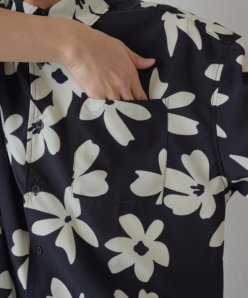 COLONY 2139(コロニートゥーワンスリーナイン)の「アートフラワー柄半袖シャツ(シャツ/ブラウス・メンズ・ブラック/グリーン・MEDIUM/LARGE)」の4枚目の写真