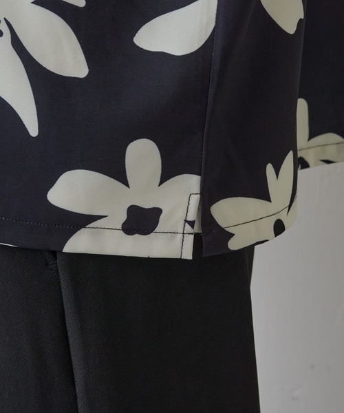 COLONY 2139(コロニートゥーワンスリーナイン)の「アートフラワー柄半袖シャツ(シャツ/ブラウス・メンズ・ブラック/グリーン・MEDIUM/LARGE)」の3枚目の写真