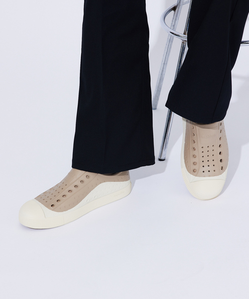 Native(ネイティブ)の「【Native Shoes/ネイティブシューズ】Jefferson Wanderfoam™ Roam/シューズ/軽量/スタイリッシュ/イージーケア【WEB限定】(スリッポン・メンズ・ホワイト/ベージュ・26/27/28)」の2枚目の写真