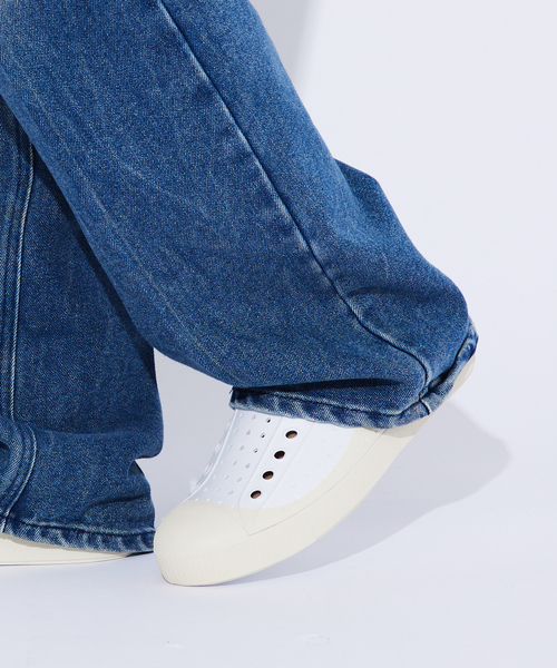 Native(ネイティブ)の「【Native Shoes/ネイティブシューズ】Jefferson Wanderfoam™ Roam/シューズ/軽量/スタイリッシュ/イージーケア【WEB限定】(スリッポン・メンズ・ホワイト/ベージュ・26/27/28)」の1枚目の写真