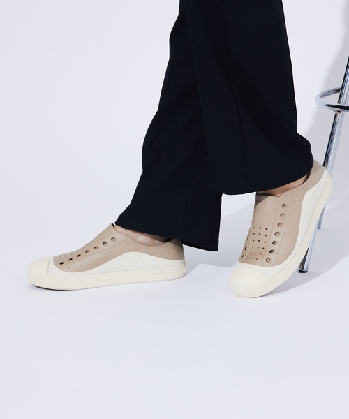 Native(ネイティブ)の「【Native Shoes/ネイティブシューズ】Jefferson Wanderfoam™ Roam/シューズ/軽量/スタイリッシュ/イージーケア【WEB限定】(スリッポン・メンズ・ホワイト/ベージュ・26/27/28)」の4枚目の写真