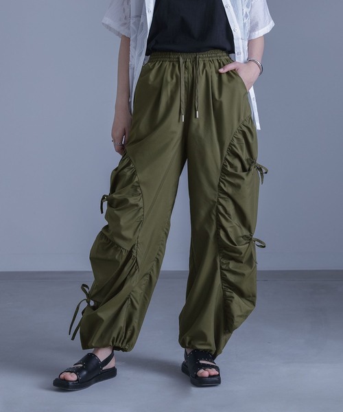 kOhAKU（コハク）の「『ギャザー切替裾ドロストパンツ』（その他パンツ・レディース・カーキ/ブラック・1/2）」の2枚目の写真